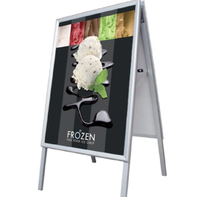 Visuele identiteit, signing en branding voor IJssalon Frozen